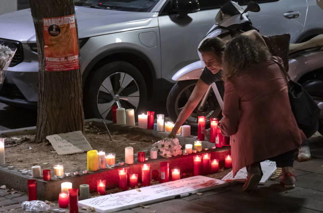 Maricarmen Abascal, who became a symbol of the fight for housing after her eviction, has died. Several members of the Tenants’ Union left candles and messages at Maricarmen’s home on October 7, 2026, in Madrid, Spain. Maricarmen Abascal, who became a symbol of the housing rights movement that led to the Puerta del Sol encampment after being evicted from the home in Retiro where she had lived for 70 years, died on Wednesday, as confirmed by the Tenants’ Union. The woman had been hospitalized at Gregorio Maranón Hospital since September 23. On that day, she was carried out on a stretcher from her home on Alcalde Sainz de Baranda Street after the eviction order was enforced, despite protests from dozens of activists, and transferred to the Ma Copyright: xAlbertoxOrtegax 7827449