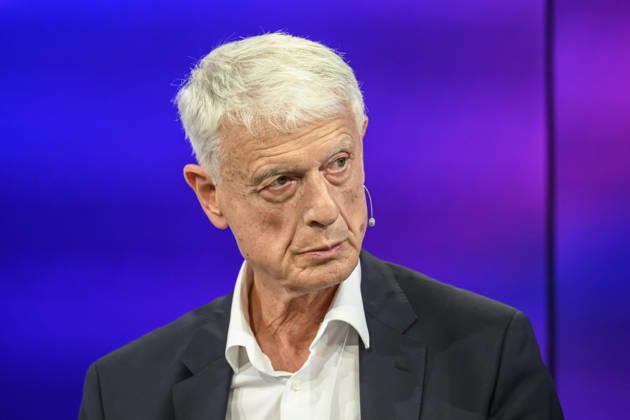 im Bild v.l.: Werner Sonne (Journalist und Autor), GER, Berlin, Studio, zu Gast bei Maischberger, politische Talkshow, TV, Format, mit Moderatorin Sandra Maischberger, Das Erste, aus Adlershof Am Studio 20, 07.10.2026, Copyright: HMBxMedia UwexKoch