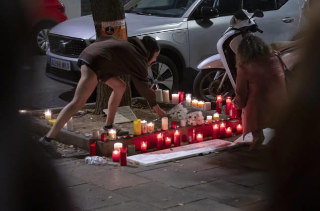 Maricarmen Abascal, who became a symbol of the fight for housing after her eviction, has died. Several members of the Tenants’ Union left candles and messages at Maricarmen’s home on October 7, 2026, in Madrid, Spain. Maricarmen Abascal, who became a symbol of the housing rights movement that led to the Puerta del Sol encampment after being evicted from the home in Retiro where she had lived for 70 years, died on Wednesday, as confirmed by the Tenants’ Union. The woman had been hospitalized at Gregorio Maranón Hospital since September 23. On that day, she was carried out on a stretcher from her home on Alcalde Sainz de Baranda Street after the eviction order was enforced, despite protests from dozens of activists, and transferred to the Ma Copyright: xAlbertoxOrtegax 7827450