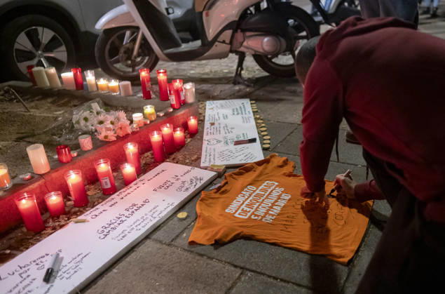 Maricarmen Abascal, who became a symbol of the fight for housing after her eviction, has died. Several members of the Tenants’ Union left a T-shirt, candles, and messages at Maricarmen’s home on October 7, 2026, in Madrid, Spain. Maricarmen Abascal, who became a symbol of the housing rights movement that led to the Puerta del Sol encampment after being evicted from the home in Retiro where she had lived for 70 years, died on Wednesday, as confirmed by the Tenants’ Union. The woman had been hospitalized at Gregorio Maranón Hospital since September 23. On that day, she was carried out on a stretcher from her home on Alcalde Sainz de Baranda Street after the eviction order was carried out, despite protests from dozens of activists, and transf Copyright: xAlbertoxOrtegax 7827451