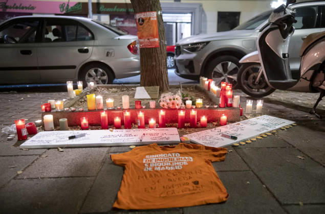 Maricarmen Abascal, who became a symbol of the fight for housing after her eviction, has died. Several members of the Tenants’ Union left a T-shirt, candles, and messages at Maricarmen’s home on October 7, 2026, in Madrid, Spain. Maricarmen Abascal, who became a symbol of the housing rights movement that led to the Puerta del Sol encampment after being evicted from the home in Retiro where she had lived for 70 years, died on Wednesday, as confirmed by the Tenants’ Union. The woman had been hospitalized at Gregorio Maranón Hospital since September 23. On that day, she was carried out on a stretcher from her home on Alcalde Sainz de Baranda Street after the eviction order was carried out, despite protests from dozens of activists, and transf Copyright: xAlbertoxOrtegax 7827452