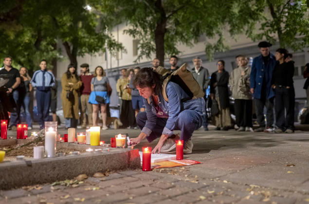 Maricarmen Abascal, who became a symbol of the fight for housing after her eviction, has died. Several people leave candles and messages at Maricarmen’s home on October 7, 2026, in Madrid, Spain. Maricarmen Abascal, who became a symbol of the housing rights movement that led to the Puerta del Sol encampment after being evicted from the home in Retiro where she had lived for 70 years, died on Wednesday, as confirmed by the Tenants’ Union. The woman had been hospitalized at Gregorio Maranón Hospital since September 23. On that day, she was carried out on a stretcher from her home on Alcalde Sainz de Baranda Street after the eviction order was enforced, despite protests from dozens of activists, and transferred to the Madrid hospital due to h Copyright: xAlbertoxOrtegax 7827460