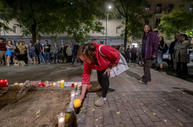 Maricarmen Abascal, who became a symbol of the fight for housing after her eviction, has died. Several people leave candles and messages at Maricarmen’s home on October 7, 2026, in Madrid, Spain. Maricarmen Abascal, who became a symbol of the housing rights movement that led to the Puerta del Sol encampment after being evicted from the home in Retiro where she had lived for 70 years, died on Wednesday, as confirmed by the Tenants’ Union. The woman had been hospitalized at Gregorio Maranón Hospital since September 23. On that day, she was carried out on a stretcher from her home on Alcalde Sainz de Baranda Street after the eviction order was enforced, despite protests from dozens of activists, and transferred to the Madrid hospital due to h Copyright: xAlbertoxOrtegax 7827461