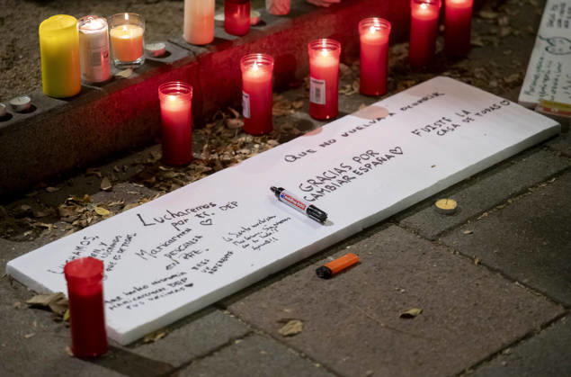 Maricarmen Abascal, who became a symbol of the fight for housing after her eviction, has died. Several people leave candles and messages at Maricarmen’s home on October 7, 2026, in Madrid, Spain. Maricarmen Abascal, who became a symbol of the housing rights movement that led to the Puerta del Sol encampment after being evicted from the home in Retiro where she had lived for 70 years, died on Wednesday, as confirmed by the Tenants’ Union. The woman had been hospitalized at Gregorio Maranón Hospital since September 23. On that day, she was carried out on a stretcher from her home on Alcalde Sainz de Baranda Street after the eviction order was enforced, despite protests from dozens of activists, and transferred to the Madrid hospital due to h Copyright: xAlbertoxOrtegax 7827462