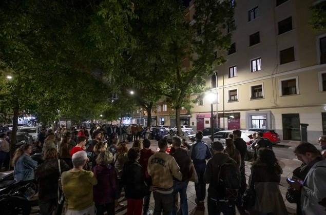 Maricarmen Abascal, who became a symbol of the fight for housing after her eviction, has died. Several people leave candles and messages at Maricarmen’s home on October 7, 2026, in Madrid, Spain. Maricarmen Abascal, who became a symbol of the housing rights movement that led to the Puerta del Sol encampment after being evicted from the home in Retiro where she had lived for 70 years, died on Wednesday, as confirmed by the Tenants’ Union. The woman had been hospitalized at Gregorio Maranón Hospital since September 23. On that day, she was carried out on a stretcher from her home on Alcalde Sainz de Baranda Street after the eviction order was enforced, despite protests from dozens of activists, and transferred to the Madrid hospital due to h Copyright: xAlbertoxOrtegax 7827463
