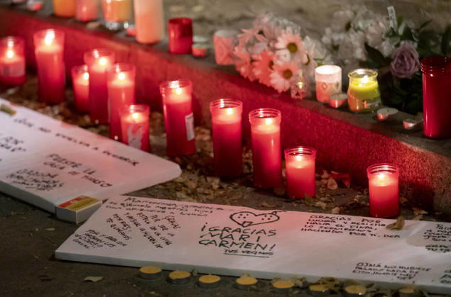 Maricarmen Abascal, who became a symbol of the fight for housing after her eviction, has died. Several people leave candles and messages at Maricarmen’s home on October 7, 2026, in Madrid, Spain. Maricarmen Abascal, who became a symbol of the housing rights movement that led to the Puerta del Sol encampment after being evicted from the home in Retiro where she had lived for 70 years, died on Wednesday, as confirmed by the Tenants’ Union. The woman had been hospitalized at Gregorio Maranón Hospital since September 23. On that day, she was carried out on a stretcher from her home on Alcalde Sainz de Baranda Street after the eviction order was enforced, despite protests from dozens of activists, and transferred to the Madrid hospital due to h Copyright: xAlbertoxOrtegax 7827464