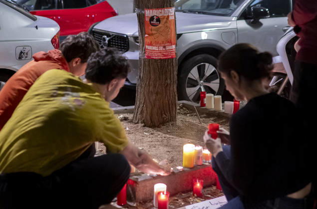 Maricarmen Abascal, who became a symbol of the fight for housing after her eviction, has died. Several members of the Tenants’ Union left candles and messages at Maricarmen’s home on October 7, 2026, in Madrid, Spain. Maricarmen Abascal, who became a symbol of the housing rights movement that led to the Puerta del Sol encampment after being evicted from the home in Retiro where she had lived for 70 years, died on Wednesday, as confirmed by the Tenants’ Union. The woman had been hospitalized at Gregorio Maranón Hospital since September 23. On that day, she was carried out on a stretcher from her home on Alcalde Sainz de Baranda Street after the eviction order was enforced, despite protests from dozens of activists, and transferred to the Ma Copyright: xAlbertoxOrtegax 7827447