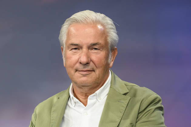 im Bild v.l.: Klaus Wowereit, SPD (ehem. Regierender Bürgermeister Berlin), GER, Berlin, Studio, zu Gast bei Maischberger, politische Talkshow, TV, Format, mit Moderatorin Sandra Maischberger, Das Erste, aus Adlershof Am Studio 20, 07.10.2026, Copyright: HMBxMedia UwexKoch