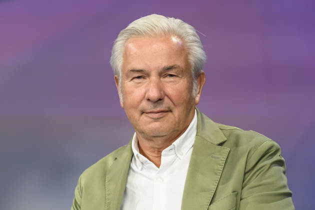 im Bild v.l.: Klaus Wowereit, SPD (ehem. Regierender Bürgermeister Berlin), GER, Berlin, Studio, zu Gast bei Maischberger, politische Talkshow, TV, Format, mit Moderatorin Sandra Maischberger, Das Erste, aus Adlershof Am Studio 20, 07.10.2026, Copyright: HMBxMedia UwexKoch