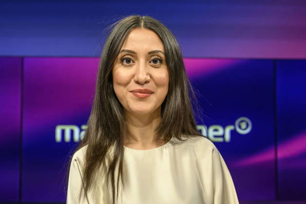 im Bild v.l.: Alev Dogan (The Pioneer), GER, Berlin, Studio, zu Gast bei Maischberger, politische Talkshow, TV, Format, mit Moderatorin Sandra Maischberger, Das Erste, aus Adlershof Am Studio 20, 07.10.2026, Copyright: HMBxMedia UwexKoch