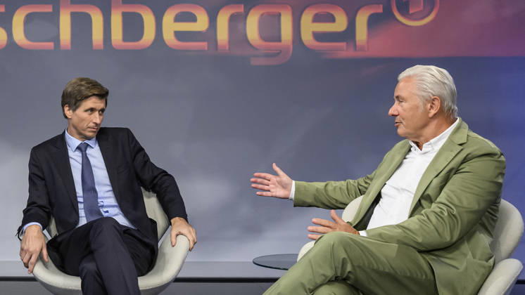 im Bild v.l.: Moritz Schularick (Wirtschaftswissenschaftler), Klaus Wowereit, SPD (ehem. Regierender Bürgermeister Berlin), GER, Berlin, Studio, zu Gast bei – Maischberger, politische Talkshow, TV, Format, mit Moderatorin – Sandra Maischberger, Das Erste, aus Adlershof – Am Studio 20, 07.10.2026, Copyright: HMBxMedia UwexKoch