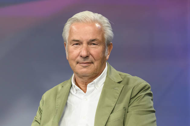 im Bild v.l.: Klaus Wowereit, SPD (ehem. Regierender Bürgermeister Berlin), GER, Berlin, Studio, zu Gast bei Maischberger, politische Talkshow, TV, Format, mit Moderatorin Sandra Maischberger, Das Erste, aus Adlershof Am Studio 20, 07.10.2026, Copyright: HMBxMedia UwexKoch