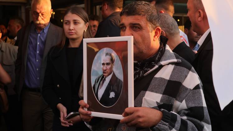 October 7, 2026, °Zmir, To¼rkiye: IZMIR, TURKEY, OCTOBER 7, 2026: Supporters of the opposition YENI Parti protest after Izmir Metropolitan Mayor Cemil Tugay joined President Recep Tayyip Erdogan s ruling AKP. Tugay was elected mayor as a CHP candidate in the 2024 local elections before leaving the party earlier this year. Protesters attempted to march toward Izmir City Hall carrying a black wreath, black carnations and a symbolic coffin while chanting for Tugay to resign. Police blocked parts of the march with barricades, riot police and water cannon vehicles, with protesters leaving flowers and the wreath near police barriers. °Zmir Türkiye - ZUMAq101 20261007_zna_q101_313 Copyright: xTurgayxKilicx