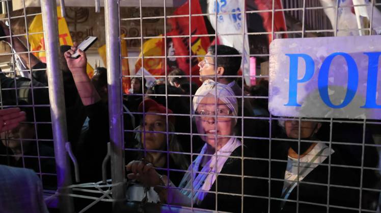 October 7, 2026, °Zmir, To¼rkiye: IZMIR, TURKEY, OCTOBER 7, 2026: Supporters of the opposition YENI Parti protest after Izmir Metropolitan Mayor Cemil Tugay joined President Recep Tayyip Erdogan s ruling AKP. Tugay was elected mayor as a CHP candidate in the 2024 local elections before leaving the party earlier this year. Protesters attempted to march toward Izmir City Hall carrying a black wreath, black carnations and a symbolic coffin while chanting for Tugay to resign. Police blocked parts of the march with barricades, riot police and water cannon vehicles, with protesters leaving flowers and the wreath near police barriers. °Zmir Türkiye - ZUMAq101 20261007_zna_q101_318 Copyright: xTurgayxKilicx