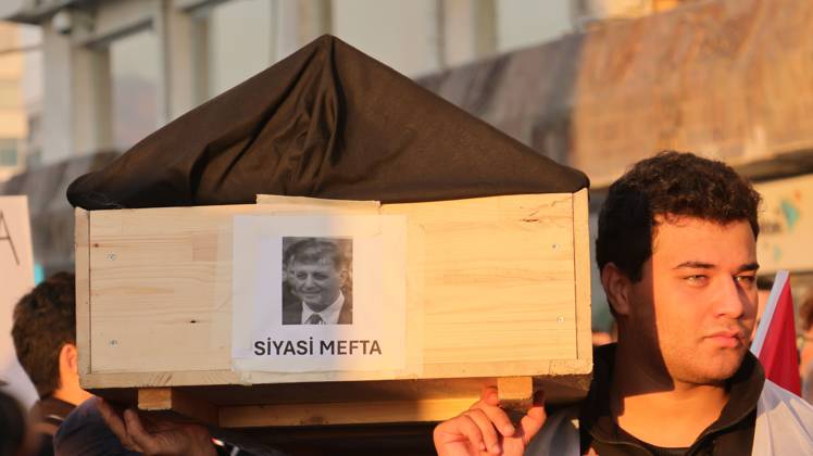 October 7, 2026, °Zmir, To¼rkiye: IZMIR, TURKEY, OCTOBER 7, 2026: Supporters of the opposition YENI Parti protest after Izmir Metropolitan Mayor Cemil Tugay joined President Recep Tayyip Erdogan s ruling AKP. Tugay was elected mayor as a CHP candidate in the 2024 local elections before leaving the party earlier this year. Protesters attempted to march toward Izmir City Hall carrying a black wreath, black carnations and a symbolic coffin while chanting for Tugay to resign. Police blocked parts of the march with barricades, riot police and water cannon vehicles, with protesters leaving flowers and the wreath near police barriers. °Zmir Türkiye - ZUMAq101 20261007_zna_q101_320 Copyright: xTurgayxKilicx