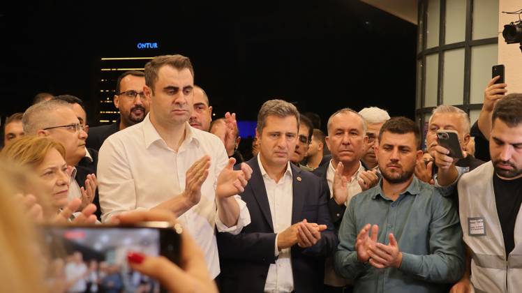 October 7, 2026, °Zmir, To¼rkiye: IZMIR, TURKEY, OCTOBER 7, 2026: Supporters of the opposition YENI Parti protest after Izmir Metropolitan Mayor Cemil Tugay joined President Recep Tayyip Erdogan s ruling AKP. Tugay was elected mayor as a CHP candidate in the 2024 local elections before leaving the party earlier this year. Protesters attempted to march toward Izmir City Hall carrying a black wreath, black carnations and a symbolic coffin while chanting for Tugay to resign. Police blocked parts of the march with barricades, riot police and water cannon vehicles, with protesters leaving flowers and the wreath near police barriers. °Zmir Türkiye - ZUMAq101 20261007_zna_q101_322 Copyright: xTurgayxKilicx