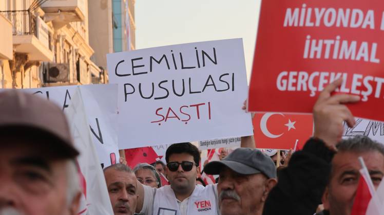 October 7, 2026, °Zmir, To¼rkiye: IZMIR, TURKEY, OCTOBER 7, 2026: Supporters of the opposition YENI Parti protest after Izmir Metropolitan Mayor Cemil Tugay joined President Recep Tayyip Erdogan s ruling AKP. Tugay was elected mayor as a CHP candidate in the 2024 local elections before leaving the party earlier this year. Protesters attempted to march toward Izmir City Hall carrying a black wreath, black carnations and a symbolic coffin while chanting for Tugay to resign. Police blocked parts of the march with barricades, riot police and water cannon vehicles, with protesters leaving flowers and the wreath near police barriers. °Zmir Türkiye - ZUMAq101 20261007_zna_q101_323 Copyright: xTurgayxKilicx