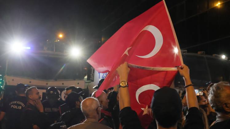 October 7, 2026, °Zmir, To¼rkiye: IZMIR, TURKEY, OCTOBER 7, 2026: Supporters of the opposition YENI Parti protest after Izmir Metropolitan Mayor Cemil Tugay joined President Recep Tayyip Erdogan s ruling AKP. Tugay was elected mayor as a CHP candidate in the 2024 local elections before leaving the party earlier this year. Protesters attempted to march toward Izmir City Hall carrying a black wreath, black carnations and a symbolic coffin while chanting for Tugay to resign. Police blocked parts of the march with barricades, riot police and water cannon vehicles, with protesters leaving flowers and the wreath near police barriers. °Zmir Türkiye - ZUMAq101 20261007_zna_q101_324 Copyright: xTurgayxKilicx