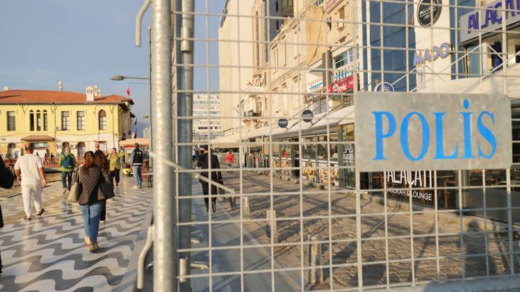October 7, 2026, °Zmir, To¼rkiye: IZMIR, TURKEY, OCTOBER 7, 2026: Supporters of the opposition YENI Parti protest after Izmir Metropolitan Mayor Cemil Tugay joined President Recep Tayyip Erdogan s ruling AKP. Tugay was elected mayor as a CHP candidate in the 2024 local elections before leaving the party earlier this year. Protesters attempted to march toward Izmir City Hall carrying a black wreath, black carnations and a symbolic coffin while chanting for Tugay to resign. Police blocked parts of the march with barricades, riot police and water cannon vehicles, with protesters leaving flowers and the wreath near police barriers. °Zmir Türkiye - ZUMAq101 20261007_zna_q101_325 Copyright: xTurgayxKilicx