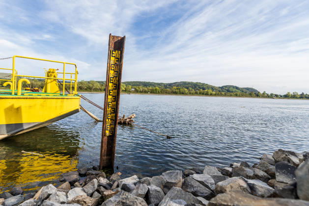 Niedrigwasser am Rhein: Pegel Oberwinter bei -16 cm - 07.10.26 Der Pegel Oberwinter am Rhein liegt bei -16 cm, der Pegel Bonn bei 61 cm, beide Pegel bewegen sich auf Rekordniveau. Die Pegellatte bei Oberwinter, die erst ab einem Stand von 40 cm ablesbar ist, liegt trocken, daneben ein gelber Anleger. Ab Donnerstag leitet eine Regenfront den Herbst ein und bringt den Pegeln erste Entspannung. Remagen Oberwinter Rheinland-Pfalz Deutschland Copyright: xMarcxJohnx