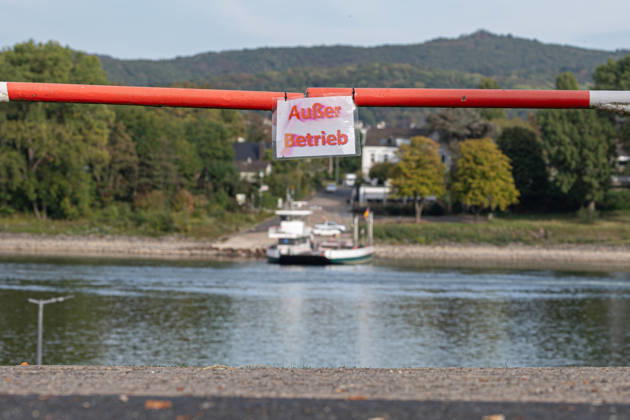 Niedrigwasser am Rhein: Fähre Bad Honnef Rolandseck außer Betrieb - 07.10.26 Die Rheinfähre Bad Honnef Rolandseck ist wegen des Niedrigwassers seit dem 25. September bis auf Weiteres außer Betrieb. Am Anleger in Rolandseck hängt ein Schild Außer Betrieb an der Schranke, die Fähre liegt am anderen Ufer. Die Pegel Oberwinter (-16 cm) und Bonn (61 cm) bewegen sich auf Rekordniveau. Ab Donnerstag leitet eine Regenfront den Herbst ein und bringt den Pegeln erste Entspannung. Remagen Rolandseck Nordrhein-Westfalen Deutschland Copyright: xMarcxJohnx