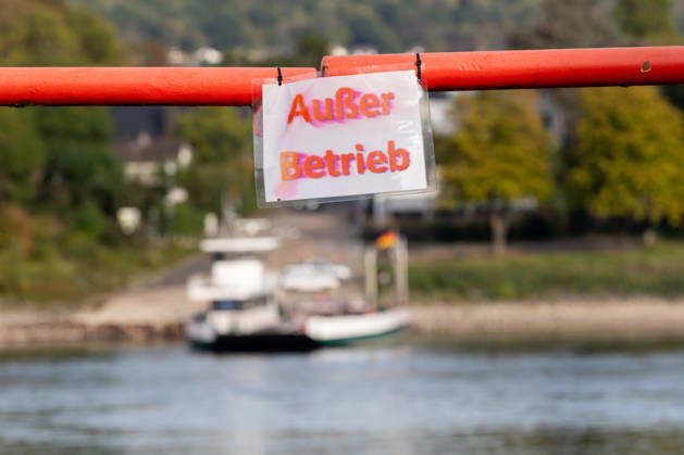 Niedrigwasser am Rhein: Fähre Bad Honnef Rolandseck außer Betrieb - 07.10.26 Die Rheinfähre Bad Honnef Rolandseck ist wegen des Niedrigwassers seit dem 25. September bis auf Weiteres außer Betrieb. Am Anleger in Rolandseck hängt ein Schild Außer Betrieb an der Schranke, die Fähre liegt am anderen Ufer. Die Pegel Oberwinter (-16 cm) und Bonn (61 cm) bewegen sich auf Rekordniveau. Ab Donnerstag leitet eine Regenfront den Herbst ein und bringt den Pegeln erste Entspannung. Remagen Rolandseck Nordrhein-Westfalen Deutschland Copyright: xMarcxJohnx