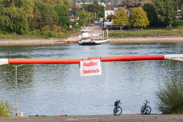 Niedrigwasser am Rhein: Fähre Bad Honnef Rolandseck außer Betrieb - 07.10.26 Die Rheinfähre Bad Honnef Rolandseck ist wegen des Niedrigwassers seit dem 25. September bis auf Weiteres außer Betrieb. Am Anleger in Rolandseck hängt ein Schild Außer Betrieb an der Schranke, die Fähre liegt am anderen Ufer. Die Pegel Oberwinter (-16 cm) und Bonn (61 cm) bewegen sich auf Rekordniveau. Ab Donnerstag leitet eine Regenfront den Herbst ein und bringt den Pegeln erste Entspannung. Remagen Rolandseck Nordrhein-Westfalen Deutschland Copyright: xMarcxJohnx