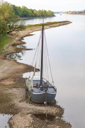 Niedrigwasser am Rhein: Aalschokker Aranka liegt völlig trocken an der Insel Grafenwerth - 07.10.26 Der historische Aalschokker Aranka liegt bei Niedrigwasser völlig trocken an der Insel Grafenwerth in Bad Honnef. Der 1917 gebaute Aalfänger ist seit 1991 ein bewegliches Denkmal. Die Pegel Oberwinter (-16 cm) und Bonn (61 cm) bewegen sich auf Rekordniveau. Ab Donnerstag leitet eine Regenfront den Herbst ein und bringt den Pegeln erste Entspannung. Bad Honnef Insel Grafenwerth Nordrhein-Westfalen Deutschland Copyright: xMarcxJohnx