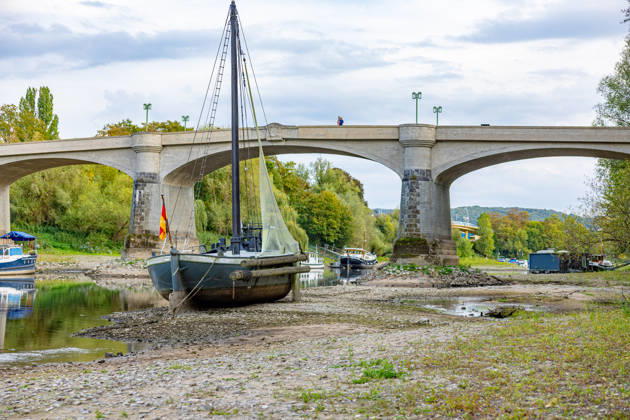 Niedrigwasser am Rhein: Aalschokker Aranka liegt völlig trocken an der Insel Grafenwerth - 07.10.26 Der historische Aalschokker Aranka liegt bei Niedrigwasser völlig trocken an der Insel Grafenwerth in Bad Honnef. Der 1917 gebaute Aalfänger ist seit 1991 ein bewegliches Denkmal. Die Pegel Oberwinter (-16 cm) und Bonn (61 cm) bewegen sich auf Rekordniveau. Ab Donnerstag leitet eine Regenfront den Herbst ein und bringt den Pegeln erste Entspannung. Bad Honnef Insel Grafenwerth Nordrhein-Westfalen Deutschland Copyright: xMarcxJohnx