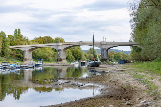 Niedrigwasser am Rhein: Aalschokker Aranka liegt völlig trocken an der Insel Grafenwerth - 07.10.26 Der historische Aalschokker Aranka liegt bei Niedrigwasser völlig trocken an der Insel Grafenwerth in Bad Honnef. Der 1917 gebaute Aalfänger ist seit 1991 ein bewegliches Denkmal. Die Pegel Oberwinter (-16 cm) und Bonn (61 cm) bewegen sich auf Rekordniveau. Ab Donnerstag leitet eine Regenfront den Herbst ein und bringt den Pegeln erste Entspannung. Bad Honnef Insel Grafenwerth Nordrhein-Westfalen Deutschland Copyright: xMarcxJohnx