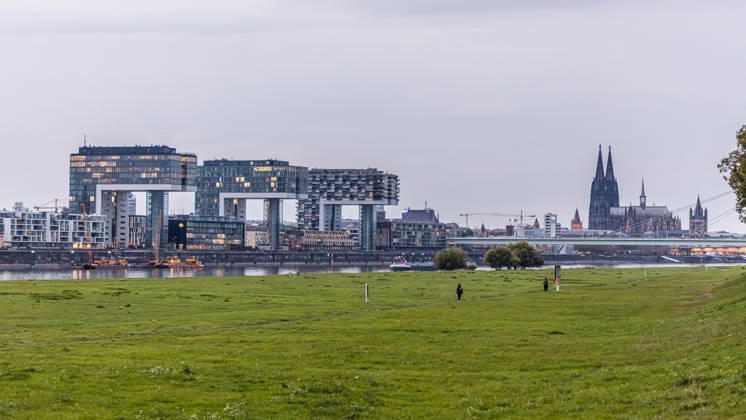 Niedrigwasser am Rhein: Blick von den Poller Wiesen auf Kranhäuser und Kölner Dom - 07.10.26 Blick von den Poller Wiesen am Kölner Rheinufer über den Rhein auf die Kranhäuser im Rheinauhafen und den Kölner Dom in der Abenddämmerung. Der Pegel Köln liegt mit 43 cm auf Rekordniveau, nur wenig über dem Tiefstwert von 40 cm. Ab Donnerstag leitet eine Regenfront den Herbst ein und bringt den Pegeln erste Entspannung. Köln Poller Wiesen Nordrhein-Westfalen Deutschland Copyright: xMarcxJohnx