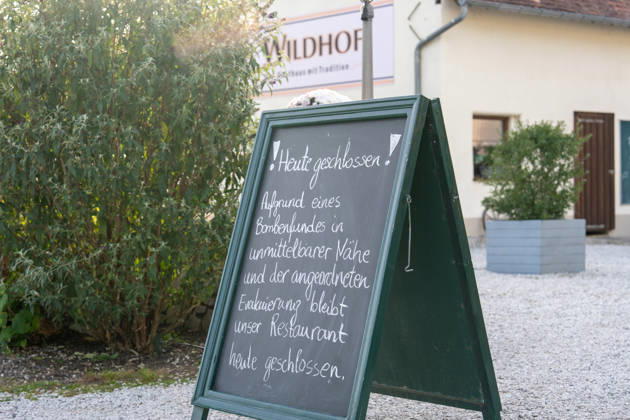 250kg Weltkriegsbombe in Stadtwald gefunden - Sprengung am selben Tag notwendig Am Mittwoch, 07.10.2026, wurde im Bereich des Wildhofs im Offenbacher Stadtwald eine rund 250 Kilogramm schwere Weltkriegsbombe kontrolliert gesprengt. Der Kampfmittelräumdienst beseitigte das Kampfmittel am Nachmittag wie geplant. Zuvor war der Evakuierungsradius auf 300 Meter reduziert worden, sodass das Energiewerk der EVO nicht geräumt werden musste. Auf Heusenstammer Gemarkung waren keine Evakuierungen erforderlich. Die Sperrungen auf der Dietzenbacher Straße und der Landesstraße 3117 wurden aufgehoben. Offenbach am Main Hessen Deutschland