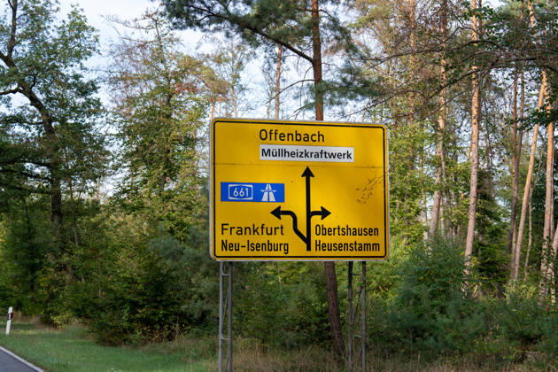 250kg Weltkriegsbombe in Stadtwald gefunden - Sprengung am selben Tag notwendig Am Mittwoch, 07.10.2026, wurde im Bereich des Wildhofs im Offenbacher Stadtwald eine rund 250 Kilogramm schwere Weltkriegsbombe kontrolliert gesprengt. Der Kampfmittelräumdienst beseitigte das Kampfmittel am Nachmittag wie geplant. Zuvor war der Evakuierungsradius auf 300 Meter reduziert worden, sodass das Energiewerk der EVO nicht geräumt werden musste. Auf Heusenstammer Gemarkung waren keine Evakuierungen erforderlich. Die Sperrungen auf der Dietzenbacher Straße und der Landesstraße 3117 wurden aufgehoben. Offenbach am Main Hessen Deutschland
