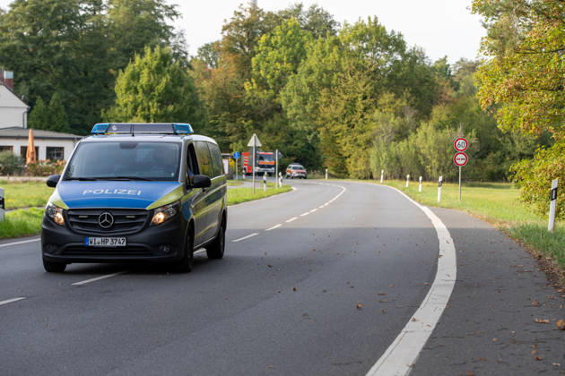 250kg Weltkriegsbombe in Stadtwald gefunden - Sprengung am selben Tag notwendig Am Mittwoch, 07.10.2026, wurde im Bereich des Wildhofs im Offenbacher Stadtwald eine rund 250 Kilogramm schwere Weltkriegsbombe kontrolliert gesprengt. Der Kampfmittelräumdienst beseitigte das Kampfmittel am Nachmittag wie geplant. Zuvor war der Evakuierungsradius auf 300 Meter reduziert worden, sodass das Energiewerk der EVO nicht geräumt werden musste. Auf Heusenstammer Gemarkung waren keine Evakuierungen erforderlich. Die Sperrungen auf der Dietzenbacher Straße und der Landesstraße 3117 wurden aufgehoben. Offenbach am Main Hessen Deutschland