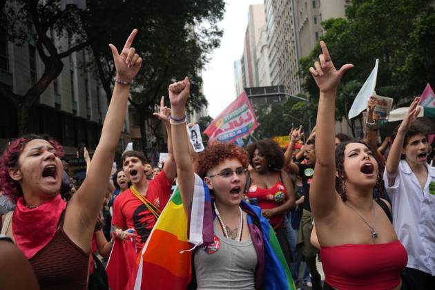 October 7, 2026, Rio De Janeiro, Brazil: RIO DE JANEIRO, BRAZIL, OCTOBER 7, 2026: Students, youth organizations and activists march through central Rio de Janeiro in support of President Luiz Inacio Lula da Silva and against presidential candidate Flavio Bolsonaro ahead of Brazil s presidential runoff. Demonstrators marched from Candelaria to Cinelandia carrying pro-Lula and anti-far-right banners while calling for the defense of democracy, public education and student rights. Lula and Bolsonaro will face each other in the second round of the presidential election on October 25. Photo: JNA PRESS Rio De Janeiro Brazil  - ZUMAq101 20261007_zna_q101_369 Copyright: xMarianaxGreifx