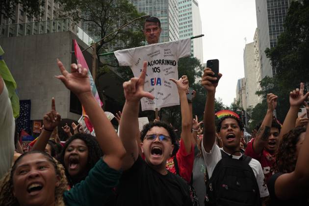 October 7, 2026, Rio De Janeiro, Brazil: RIO DE JANEIRO, BRAZIL, OCTOBER 7, 2026: Students, youth organizations and activists march through central Rio de Janeiro in support of President Luiz Inacio Lula da Silva and against presidential candidate Flavio Bolsonaro ahead of Brazil s presidential runoff. Demonstrators marched from Candelaria to Cinelandia carrying pro-Lula and anti-far-right banners while calling for the defense of democracy, public education and student rights. Lula and Bolsonaro will face each other in the second round of the presidential election on October 25. Photo: JNA PRESS Rio De Janeiro Brazil  - ZUMAq101 20261007_zna_q101_372 Copyright: xMarianaxGreifx