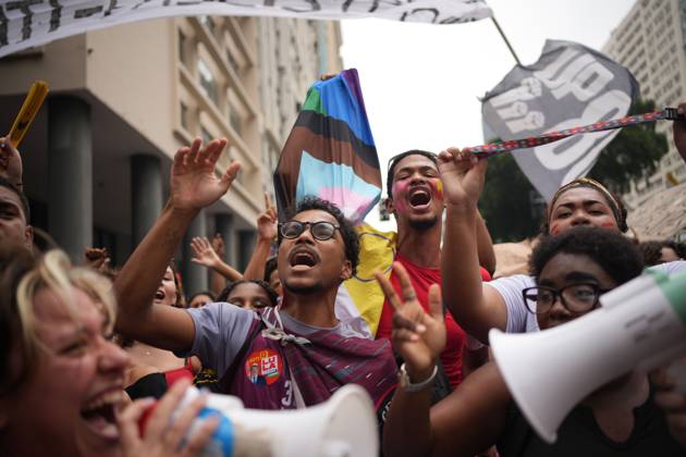 October 7, 2026, Rio De Janeiro, Brazil: RIO DE JANEIRO, BRAZIL, OCTOBER 7, 2026: Students, youth organizations and activists march through central Rio de Janeiro in support of President Luiz Inacio Lula da Silva and against presidential candidate Flavio Bolsonaro ahead of Brazil s presidential runoff. Demonstrators marched from Candelaria to Cinelandia carrying pro-Lula and anti-far-right banners while calling for the defense of democracy, public education and student rights. Lula and Bolsonaro will face each other in the second round of the presidential election on October 25. Photo: JNA PRESS Rio De Janeiro Brazil  - ZUMAq101 20261007_zna_q101_373 Copyright: xMarianaxGreifx