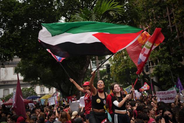 October 7, 2026, Rio De Janeiro, Brazil: RIO DE JANEIRO, BRAZIL, OCTOBER 7, 2026: Students, youth organizations and activists march through central Rio de Janeiro in support of President Luiz Inacio Lula da Silva and against presidential candidate Flavio Bolsonaro ahead of Brazil s presidential runoff. Demonstrators marched from Candelaria to Cinelandia carrying pro-Lula and anti-far-right banners while calling for the defense of democracy, public education and student rights. Lula and Bolsonaro will face each other in the second round of the presidential election on October 25. Photo: JNA PRESS Rio De Janeiro Brazil  - ZUMAq101 20261007_zna_q101_376 Copyright: xMarianaxGreifx
