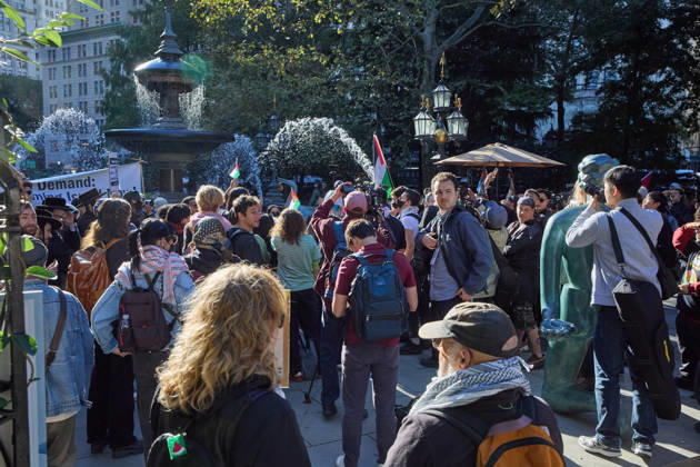 October 7, 2026, New York, New York, USA: Demonstrators gather near a fountain during a pro-Palestinian rally at City Hall Park in New York City, New York. New York USA  - ZUMAs237 20261007_aap_s237_038 Copyright: xMarkxJ.xSullivanx