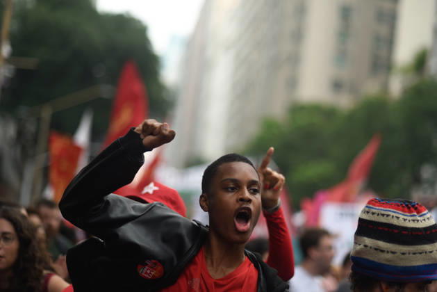 Thousands of demonstrators gathered in downtown Rio de Janeiro RIO DE JANEIRO, BRAZIL - OCTOBER 7: Thousands of demonstrators gathered in downtown in support of presidential candidate Luiz Inacio Lula da Silva (PT) ahead of the second round of Brazil’s presidential election in Rio de Janeiro on October 7, 2026. The demonstration, organized under the name Youth on the Streets for Democracy, began at Candelaria and continued with a march toward Cinelandia. Students gathered at noon for an event organized by the Rio de Janeiro State Students’ Union (UEE-RJ) as a peaceful demonstration in defense of democracy, student rights, education and equality. Fabio Teixeira Anadolu Rio de Janeiro Brazil. Editorial use only. Please get in touch for an Copyright: x2026xAnadoluxFabioxTeixeirax