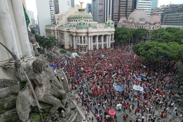 Thousands of demonstrators gathered in downtown Rio de Janeiro RIO DE JANEIRO, BRAZIL - OCTOBER 7: Thousands of demonstrators gathered in downtown in support of presidential candidate Luiz Inacio Lula da Silva (PT) ahead of the second round of Brazil’s presidential election in Rio de Janeiro on October 7, 2026. The demonstration, organized under the name Youth on the Streets for Democracy, began at Candelaria and continued with a march toward Cinelandia. Students gathered at noon for an event organized by the Rio de Janeiro State Students’ Union (UEE-RJ) as a peaceful demonstration in defense of democracy, student rights, education and equality. Fabio Teixeira Anadolu Rio de Janeiro Brazil. Editorial use only. Please get in touch for an Copyright: x2026xAnadoluxFabioxTeixeirax