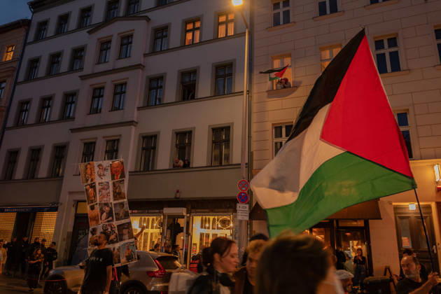 October 7, 2026, Berlin, Germany: Hundereds of pro-palestinian protesters gather in Berlin, Germany, on October 7, 2026. This marks the three-year anniversary of the Hamas led border attacks in Southern Israel. Germany  - ZUMAj167 20261007_zip_j167_005 Copyright: xSvetxJacquelinex