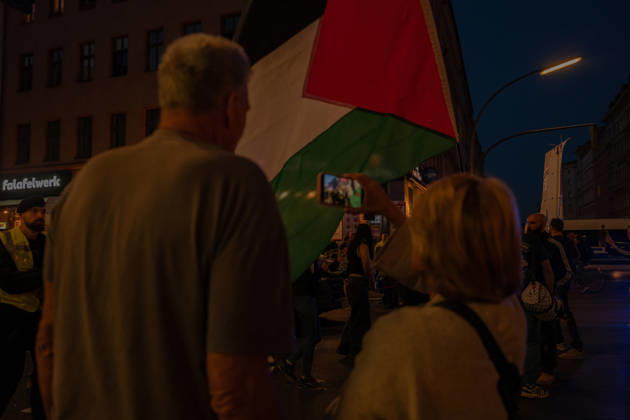 October 7, 2026, Berlin, Germany: Hundereds of pro-palestinian protesters gather in Berlin, Germany, on October 7, 2026. This marks the three-year anniversary of the Hamas led border attacks in Southern Israel. Germany  - ZUMAj167 20261007_zip_j167_028 Copyright: xSvetxJacquelinex