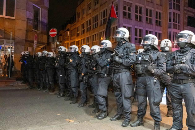 October 7, 2026, Cologne, Germany: Multiple hundreds of people took part in a demonstration in Cologne marking the third anniversary of October 7, 2023, protesting Israel s military campaign and genocidal intervention in Gaza. A smaller counter-protest took place without reported confrontations between the two groups. Police intervened and stopped the demonstration multiple times before protesters were held inside a police cage for approximately two hours. Officers later opened a corridor and allowed them to leave in small groups. During the dispersal, police arrested around 10 protesters, who were later released from custody. Cologne Germany  - ZUMAm356 20261007_zip_m356_009 Copyright: xMouafakxMahmaljix