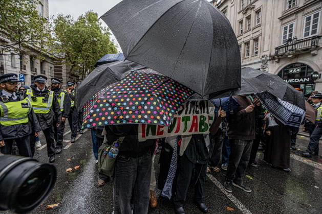 Pro-Israeil counter protestors challenge pro-Palestine demonstrators in London, UK - 7 OCT 2026. Pro-Palestine activists from London universities seen shielding themselves behind a protective wall of umbrellas on their march through central London. Pro-Palestine activists from Central London Universities chose the 3rd anniversary of the October 7th attack by Hamas to protest against Israel’s war on Gaza. They clashed en route with pro-Israeli counter protestors. The demonstration was arranged by an inter-uni coalition that includes King’s College and LSE. London United Kingdom Copyright: xLabxMox xSOPAxImagesx LabMO_Oct_7th_Uni_Protest_SOPA_6