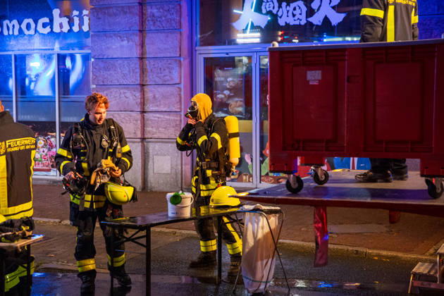 Brand in Kinosaal sorgt für Großaufgebot an Rettungskräften Am 08.10.2026 kam es in einem Kinosaal des Cinestar Metropolis in Frankfurt zu einem Feuer. Die Feuerwehr Frankfurt rückte mit einem Großaufgebot an, Trupps bekämpften den Brand unter Atemschutz. Nach den Löscharbeiten waren ausgiebige Belüftungsmaßnahmen erforderlich. Erste Einsatzkräfte konnten nach rund einer Stunde den Einsatz verlassen. Frankfurt am Main Innenstadt Hessen Deutschland