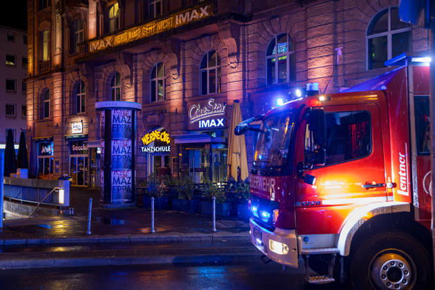 Brand in Kinosaal sorgt für Großaufgebot an Rettungskräften Am 08.10.2026 kam es in einem Kinosaal des Cinestar Metropolis in Frankfurt zu einem Feuer. Die Feuerwehr Frankfurt rückte mit einem Großaufgebot an, Trupps bekämpften den Brand unter Atemschutz. Nach den Löscharbeiten waren ausgiebige Belüftungsmaßnahmen erforderlich. Erste Einsatzkräfte konnten nach rund einer Stunde den Einsatz verlassen. Frankfurt am Main Innenstadt Hessen Deutschland