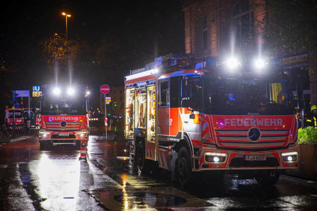 Brand in Kinosaal sorgt für Großaufgebot an Rettungskräften Am 08.10.2026 kam es in einem Kinosaal des Cinestar Metropolis in Frankfurt zu einem Feuer. Die Feuerwehr Frankfurt rückte mit einem Großaufgebot an, Trupps bekämpften den Brand unter Atemschutz. Nach den Löscharbeiten waren ausgiebige Belüftungsmaßnahmen erforderlich. Erste Einsatzkräfte konnten nach rund einer Stunde den Einsatz verlassen. Frankfurt am Main Innenstadt Hessen Deutschland