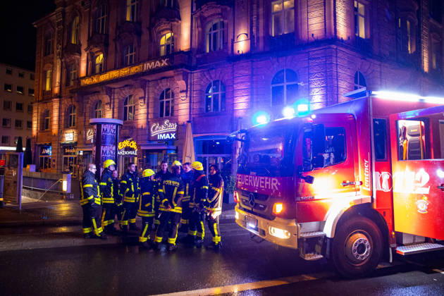 Brand in Kinosaal sorgt für Großaufgebot an Rettungskräften Am 08.10.2026 kam es in einem Kinosaal des Cinestar Metropolis in Frankfurt zu einem Feuer. Die Feuerwehr Frankfurt rückte mit einem Großaufgebot an, Trupps bekämpften den Brand unter Atemschutz. Nach den Löscharbeiten waren ausgiebige Belüftungsmaßnahmen erforderlich. Erste Einsatzkräfte konnten nach rund einer Stunde den Einsatz verlassen. Frankfurt am Main Innenstadt Hessen Deutschland
