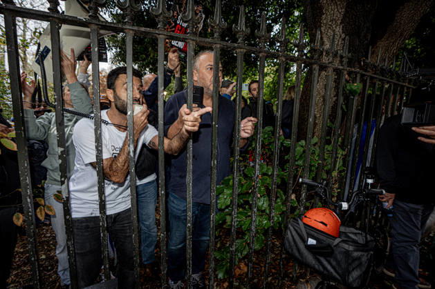 Pro-Israeil counter protestors challenge pro-Palestine demonstrators in London, UK - 7 OCT 2026. Pro-Israeil counter protestors seen challenging pro-Palestine demonstrators from behind park railings for choosing the 3rd anniversary of the October 7th attack by Hamas to protest against Israel’s war on Gaza. Pro-Palestine activists from Central London Universities chose the 3rd anniversary of the October 7th attack by Hamas to protest against Israel’s war on Gaza. They clashed en route with pro-Israeli counter protestors. The demonstration was arranged by an inter-uni coalition that includes King’s College and LSE. London United Kingdom Copyright: xLabxMox xSOPAxImagesx LabMO_Oct_7th_Uni_Protest_SOPA_26